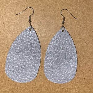 ☀️3/$12☀️Gray Faux Leather Dangle Earrings